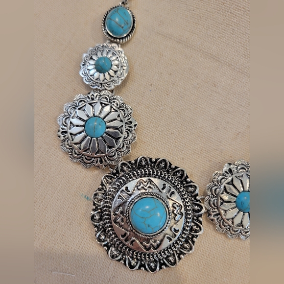 Western style Concho stone turquoise colored necklace - Picture 3 of 4